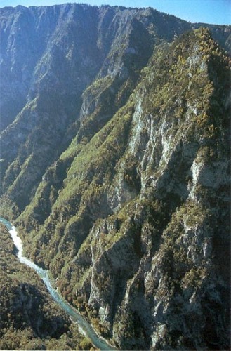 河流黑山