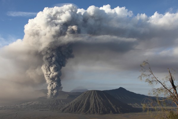 2011年1月，布罗莫山上的火山灰云。图片:Photovolcania