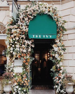巴斯常春藤餐厅入口处的美丽花朵。但我想知道为什么它周围不是常春藤而是鲜花。请把答案写在明信片上。#flowers #theivy #bath #foodiehaven #food #restaurantsbath #goodeats #ivy
