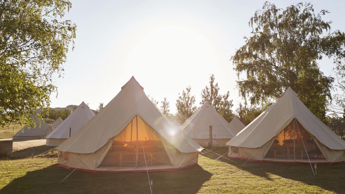 私人豪华野营帐篷可供预订。这一点也不像我们的帐篷!